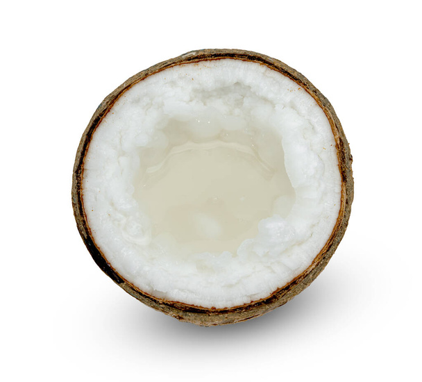 Leche de coco fruta tropical o coco esponjoso cortado por la mitad aislado sobre fondo blanco - Foto, Imagen