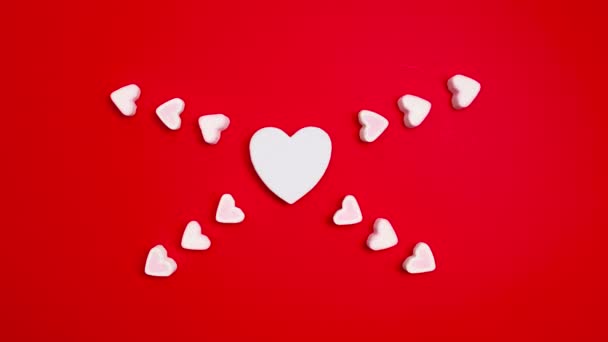 Stop bewegingsanimatie van pulserend hart op rode achtergrond. Concept van liefde en huwelijk  - Video
