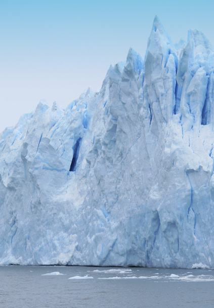 ijsberg drijvend op een meer. verticale - Foto, afbeelding