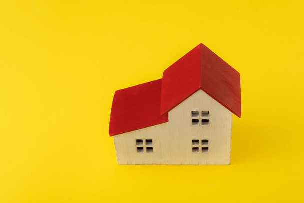 Sarı arka plan manzaralı tahta oyuncak ev. Ev modeli - Fotoğraf, Görsel