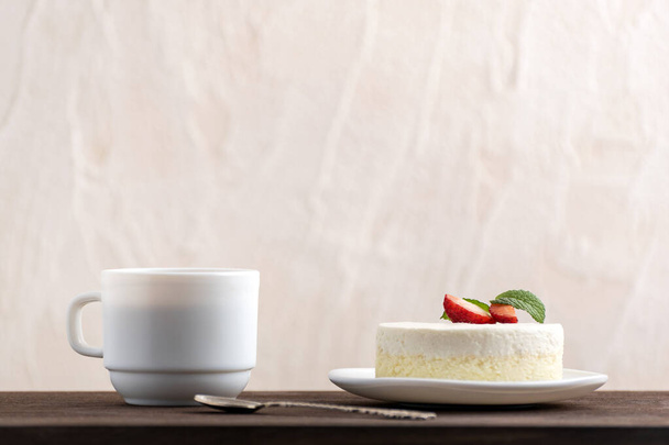 Cheesecake en koffie op houten tafel. Ontbijt op bed - Foto, afbeelding