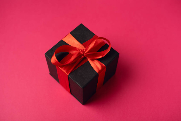 Black gift boxes with red ribbon on hot pink background. The Concept Of Valentine's Day. - Fotoğraf, Görsel