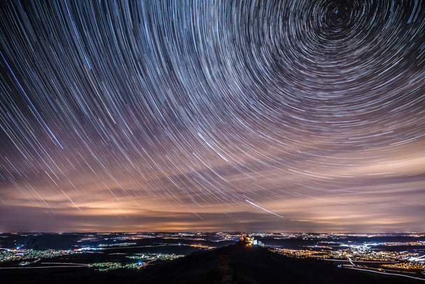 Star trails from the Zeller Horn Bisingen Hechingen with view of the knight castle Burg Hohenzollern with the Swabian Alb in the background, Alemanha - Foto, Imagem