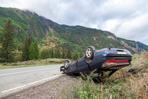 Дроблене місце автокатастрофи на згині на гірській дорозі
 - Фото, зображення