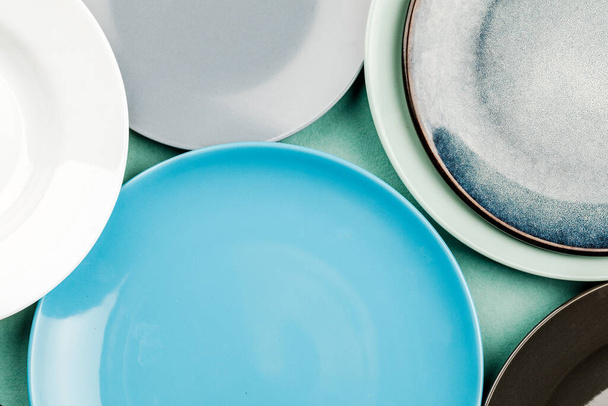 Ein Satz sauberes Geschirr und Tassen. Handgefertigte Keramik, Catering, Restaurant, gesunde Ernährung. Raum für Text. - Foto, Bild
