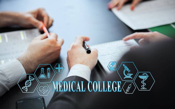 A group of doctors in a modern clinic is planned. The concept of modern medicine and medical biotenology. Medical icons on the screen with the inscription: MEDICAL COLLEGE - Foto, afbeelding