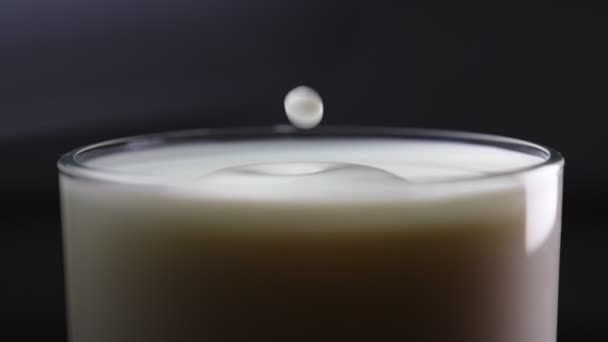 La goccia di latte cade nella tazza piena. Rallentatore. - Filmati, video
