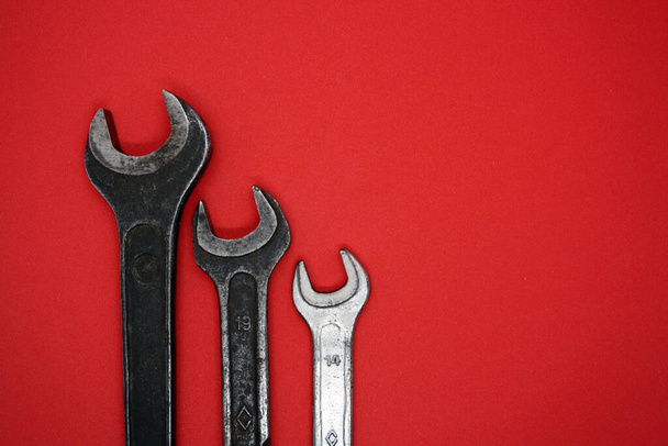 A set of wrenches of different sizes on a red background. - Foto, Imagem