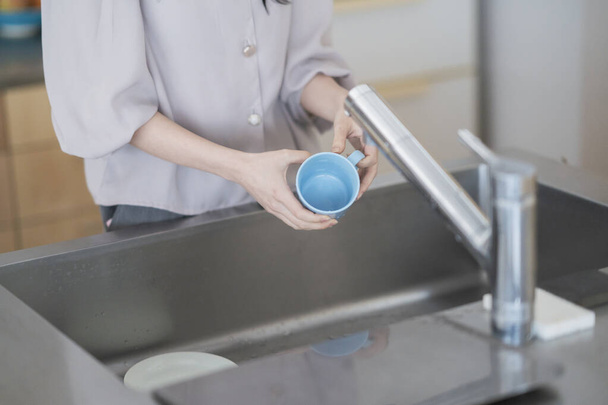 Mulher asiática lavar pratos na cozinha da casa - Foto, Imagem