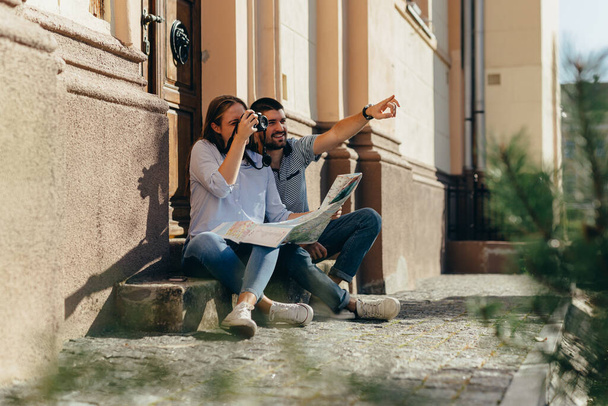tourists exploring city outdoors. taking picture - Foto, Bild