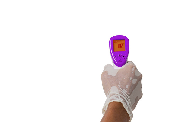 Θερμόμετρο υπερύθρων χειρός για τη μέτρηση της θερμοκρασίας σώματος σε λευκό φόντο και τη χάραξη διαδρομής - Φωτογραφία, εικόνα