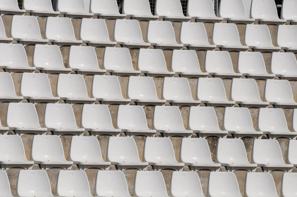 Stade vide en plastique blanc ou chaises de scène en rangée et marches numérotées. - Photo, image
