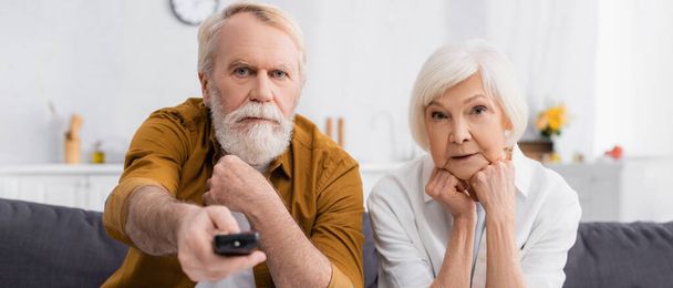 Senior homme tenant télécommande près de la femme, bannière  - Photo, image