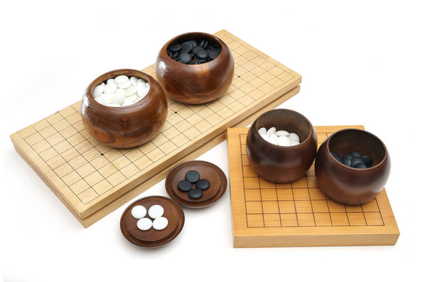 Гобан, Бадук, Вейр или Маклом - традиционная стратегическая настольная игра. черный и белый камень китайской настольной игры - Фото, изображение
