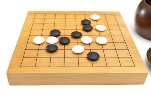 Goban, Baduk, Weiqi ή Maklom - Παραδοσιακό ασιατικό επιτραπέζιο παιχνίδι στρατηγικής. ασπρόμαυρη πέτρα του κινεζικού επιτραπέζιου παιχνιδιού - Φωτογραφία, εικόνα