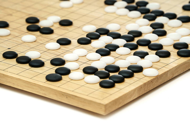 Goban, Baduk, Weiqi o Maklom - Tradizionale gioco da tavolo strategico asiatico. pietra bianca e nera del gioco da tavolo cinese - Foto, immagini