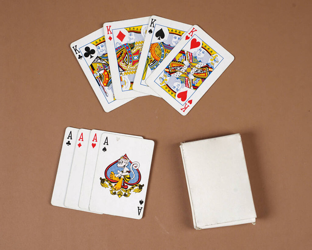 Poker speelkaarten. Poker set met geïsoleerde kaarten op bruine achtergrond. Poker speelkaarten, full deck. Klassiek ontwerp van het spelen van kaarten poker Games. - Foto, afbeelding