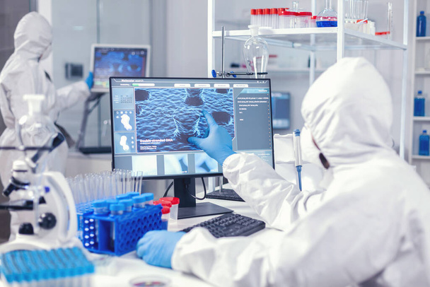 Équipe de chercheurs pharmaceutiques travaillant dans un laboratoire moderne - Photo, image