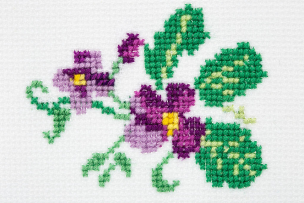 Fialová květina vyšívaná křížem na textilním plátně - Fotografie, Obrázek