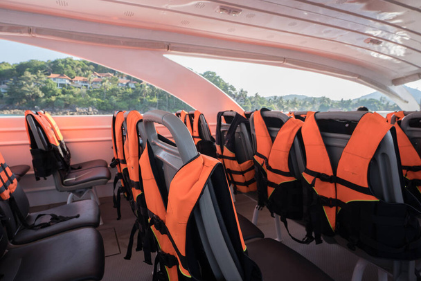 Leerer Sitz auf Speedboot mit Sicherheitsjacken - Foto, Bild