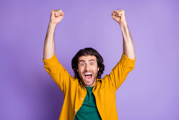 Kuva nuori hullu onnellinen voittoisa hurmioitunut mies mies kaveri nostaa nyrkit huutaa eristetty violetti väri tausta - Valokuva, kuva