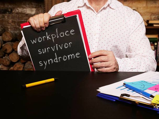 Síndrome de superviviente en el lugar de trabajo se muestra en la foto conceptual utilizando el texto - Foto, imagen