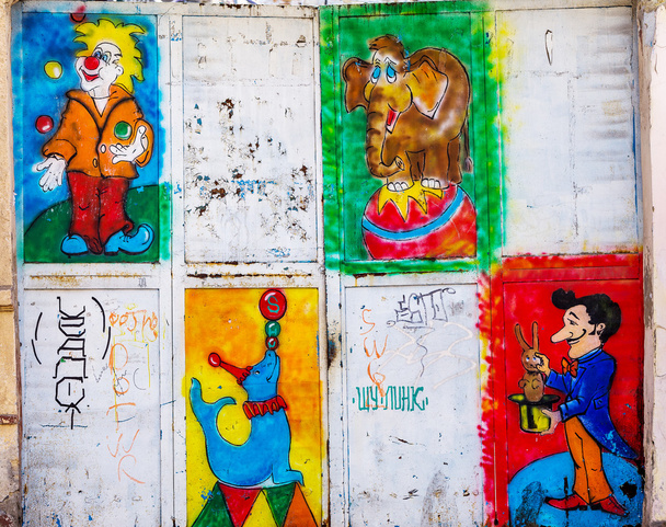 красивые творческие граффити и цирковые клоуны, художественные декорации
 - Фото, изображение