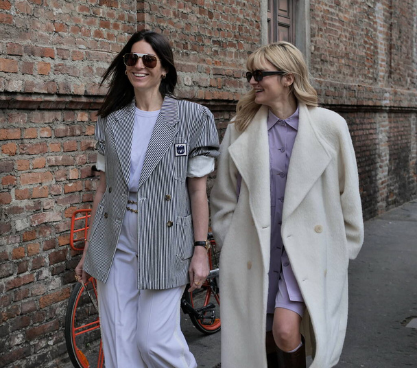 Η blogger μόδας Eleonora Carisi και η φίλη της ποζάρουν για φωτογράφους μετά την επίδειξη μόδας Max Mara κατά την εβδομάδα μόδας στο Μιλάνο Φθινόπωρο / Χειμώνας 2020 - Φωτογραφία, εικόνα