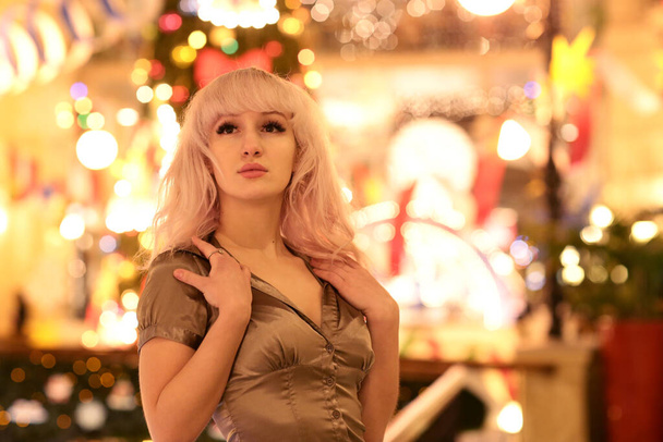 блондинка крупним планом портрет з різдвяними ілюмінованими прикрасами
 - Фото, зображення