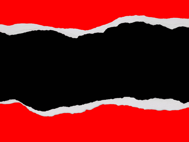 Дыра разорвана на бумаге на черном фоне - Фото, изображение