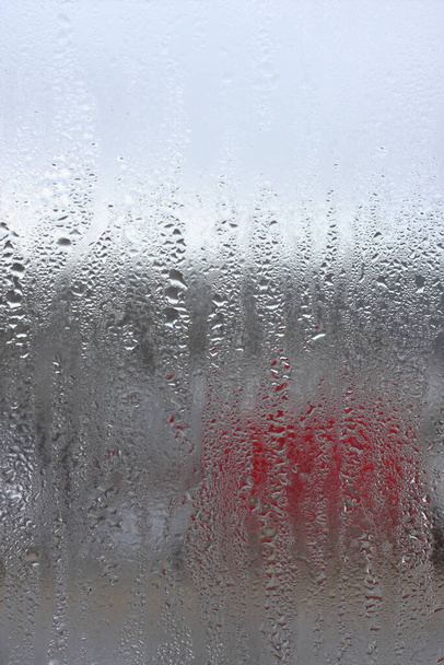 Hintergrund der Kondensation von Wassertropfen auf Glas, Feuchtigkeit und Nebel hinter Glas, schlechtes Wetter, Regen - Foto, Bild