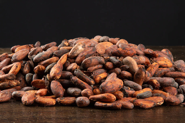 Aromatische rohe Kakaobohnen gestapelt. - Foto, Bild