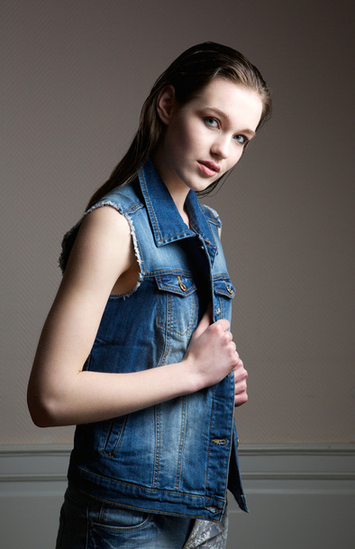 junge Frau in blauer Jeansjacke - Foto, Bild