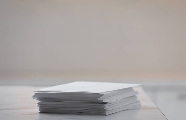 Pilha de folhas de papel em branco na mesa no escritório, close-up - Foto, Imagem