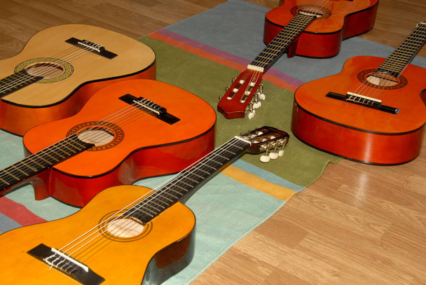 Akustische Gitarren in der Kindermusikschule - Foto, Bild