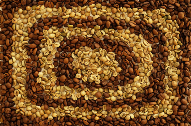 Texture di chicchi di caffè verde crudo e torrefatto, sfondo - Foto, immagini