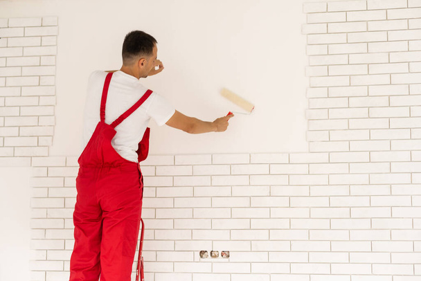 Hombre pintando la pared, maestro pintor de pared - Foto, Imagen