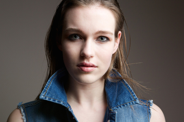 Young woman with serious expression - Foto, imagen