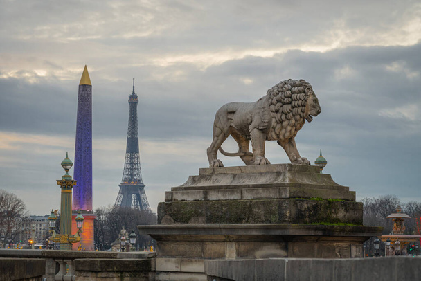 Παρίσι, Γαλλία - 12 30 2020: Άποψη του Οβελίσκου του Λούξορ, του γλυπτού λιονταριού και του πύργου του Άιφελ από την Place de la Concorde - Φωτογραφία, εικόνα