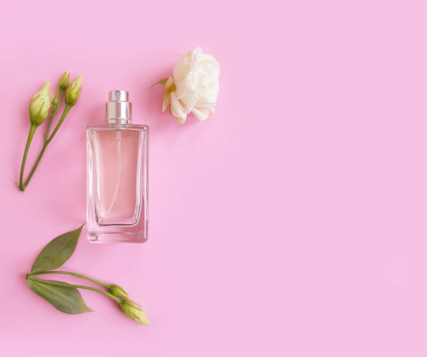 bottle perfume flower on a colored background - Foto, Imagen