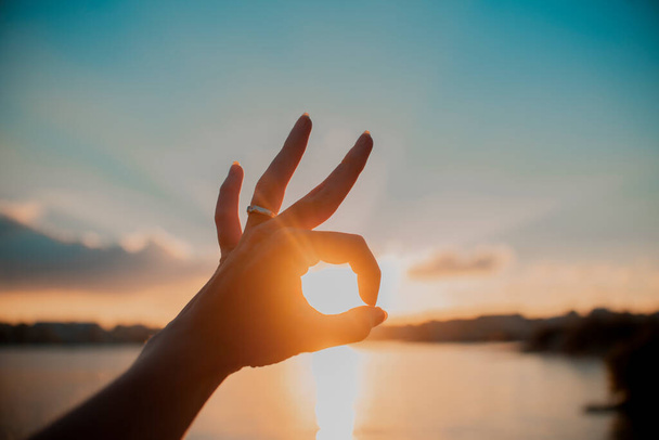 Εντάξει χέρι σιλουέτα σημάδι στο ηλιοβασίλεμα - Φωτογραφία, εικόνα