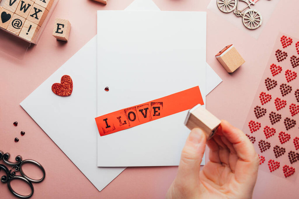 Proceso de hacer la tarjeta de San Valentín - Foto, Imagen