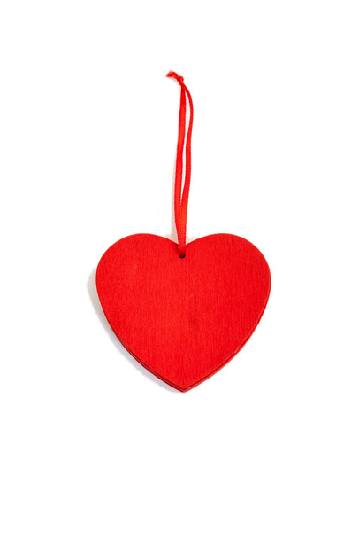 День Святого Валентина дерев'яне червоне серце на білому тлі
. - Фото, зображення