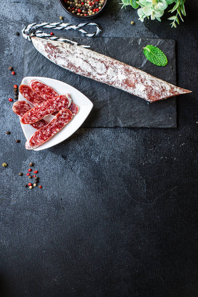 スモークまたはドライ硬化されたサラミおいしい肉はすでにテーブルの上に食べる食事スナック屋外トップビューコピースペーステキスト食品の背景素朴なイメージ - 写真・画像