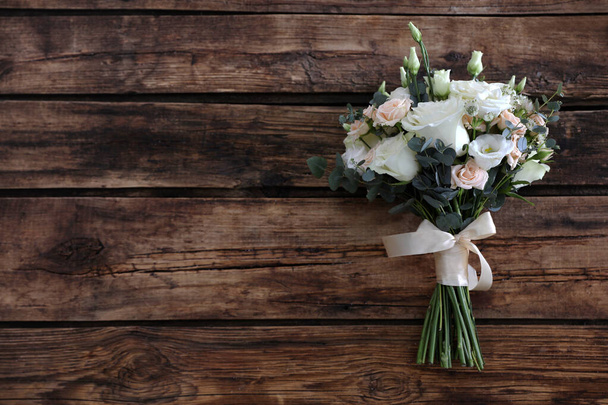 Krásná svatební kytice na dřevěném stole, výhled shora. Mezera pro text - Fotografie, Obrázek
