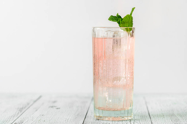 Szklanka różowego ginu z tonikiem - Zdjęcie, obraz