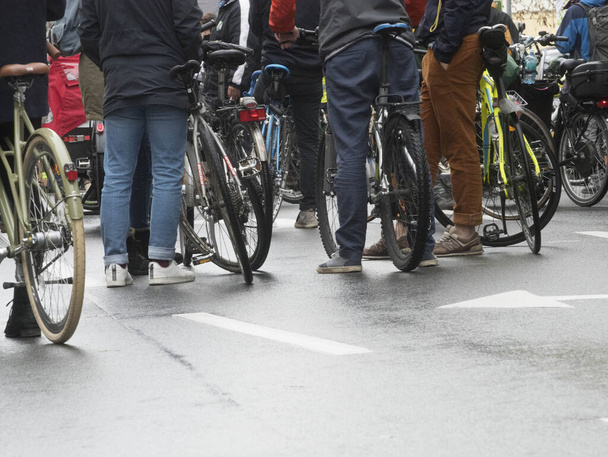 ποδηλασία στην πόλη, οδική κυκλοφορία και κινητικότητα - Φωτογραφία, εικόνα