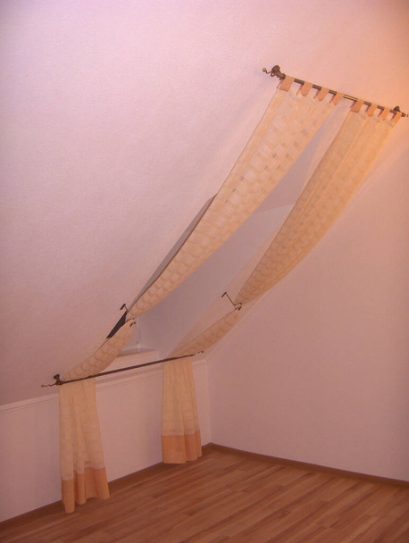 záclony a tyl v interiéru s nestandardním oknem - Fotografie, Obrázek
