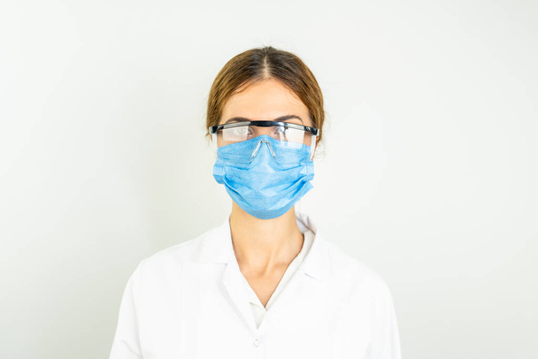 Doctor wearing medical mask to protect against coronavirus 2019 disease or COVID-19 global outbreak - Foto, afbeelding