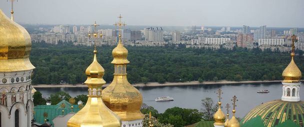 Kultaiset kupolit Kiovan-Pechersk Lavra taustaa vasten Dnepr - Valokuva, kuva